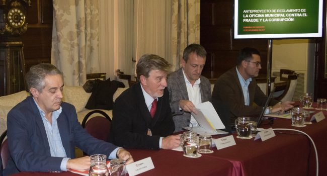 Primera reunión para definir la Oficina Municipal contra el Fraude y la Corrupción. Foto: Daniel Marcos | AZ.