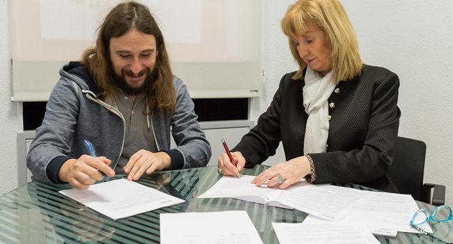 Hijar y Urzola durante la firma del convenio. Foto: AZ