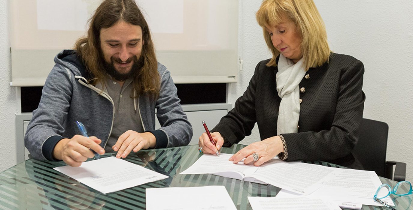 Hijar y Urzola durante la firma del convenio. Foto: AZ