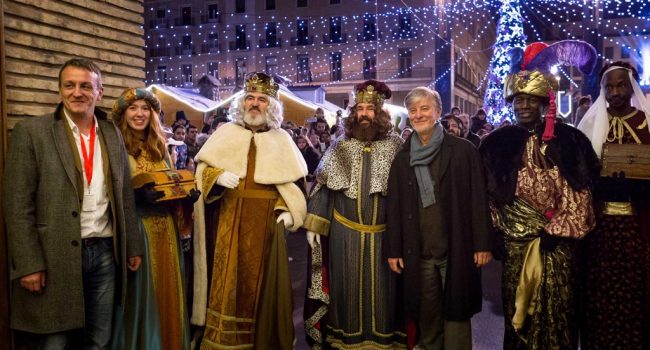 Los Reyes Magos a su llegada al Ayuntamiento de Zaragoza. Foto: Miguel G. Garcia.