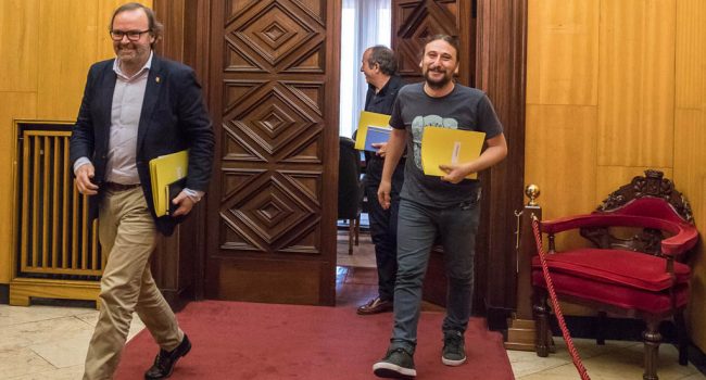 Fernando Sainz de Varanda, vicepresidente del Real Zaragoza S.A.D. y Pablo Híjar, concejal de Deportes, a la salida de la reunión.