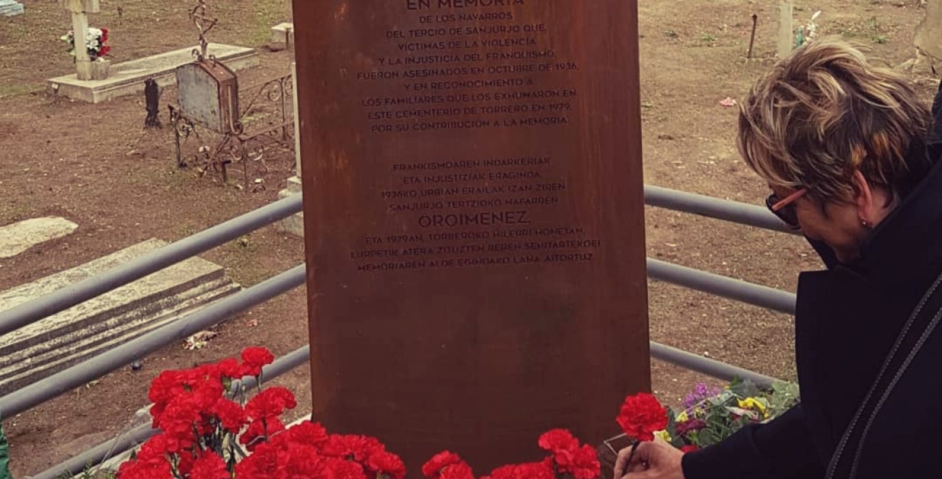 Monolito inaugurado en 2018 en el cementerio de Torrero en memoria de las 225 víctimas navarras del Tercio de Sanjurjo. Foto: @igoiz17 (AraInfo)