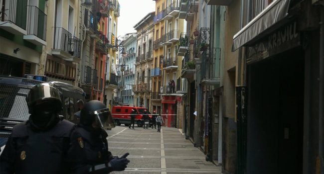 Efectivos de la Policía española mantienen cortados los accesos al gaztetxe Maravillas de Iruñea. Foto: @MartxeloDiaz