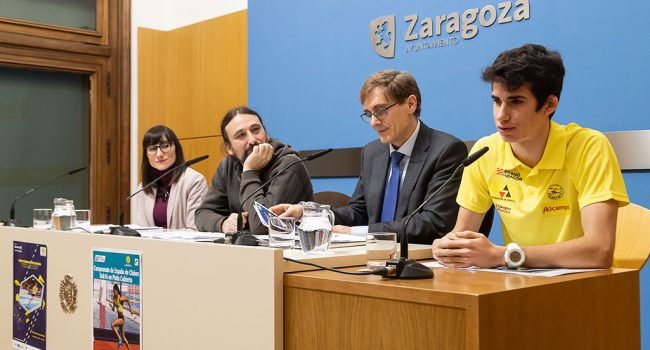 El concejal de Vivienda y Deporte, Pablo Híjar; el presidente del club organizador Scorpio 71, Rafael Guerras, la representante de Ibercaja, María Frago; y el atleta César Larrosa. Foto: Daniel Marcos.