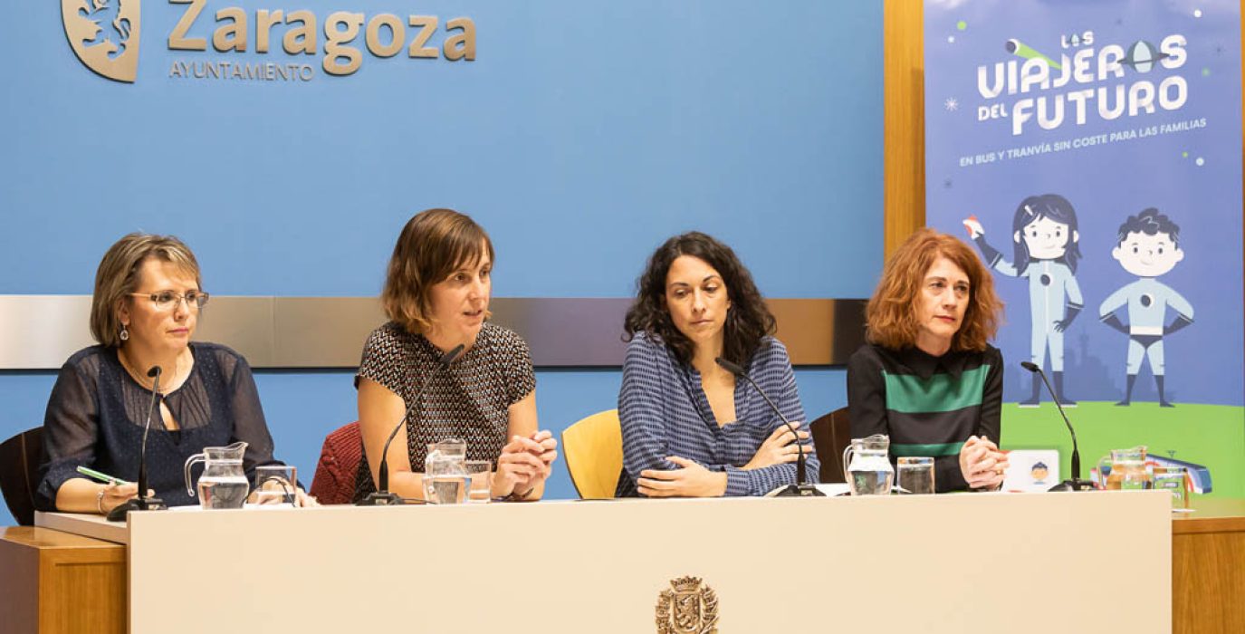 Las concejalas de Medio Ambiente y Movilidad, de Participación, Transparencia y Gobierno Abierto, Teresa Artigas y Elena Giner, acompañada de la gerente de Tranvías de Zaragoza, Ana Moreno, y la directora de comunicación de Avanza Zaragoza, Olga Serrano.