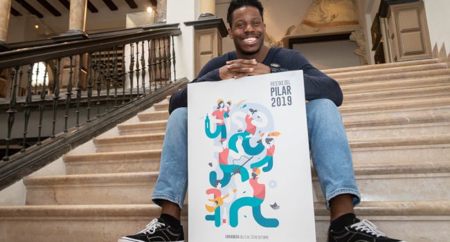 Samuel Akinfenwa Onwusa posa con el que ya es el cartel de Fiestas del Pilar.