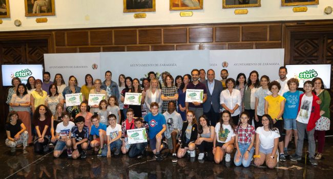 Entrega de los distintivos a los nuevos centros educativos acreditados del Proyecto Stars. Foto: Daniel Marcos.