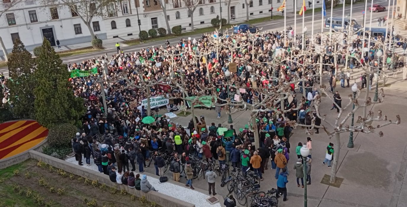 Concentración a las puertas de la sede del Gobierno de Aragón en el primer día de huelga educativa.