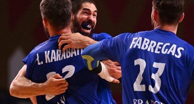 Los hermanos Karabatic, Nikola y Luka, y Ludovic Fabregas celebrando el oro en Tokio 2020. Foto: @FRAHandball