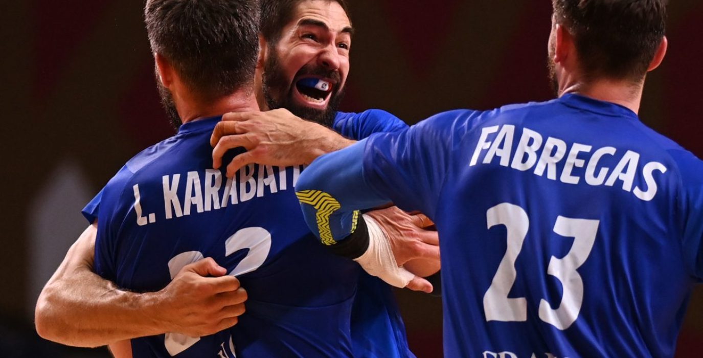 Los hermanos Karabatic, Nikola y Luka, y Ludovic Fabregas celebrando el oro en Tokio 2020. Foto: @FRAHandball