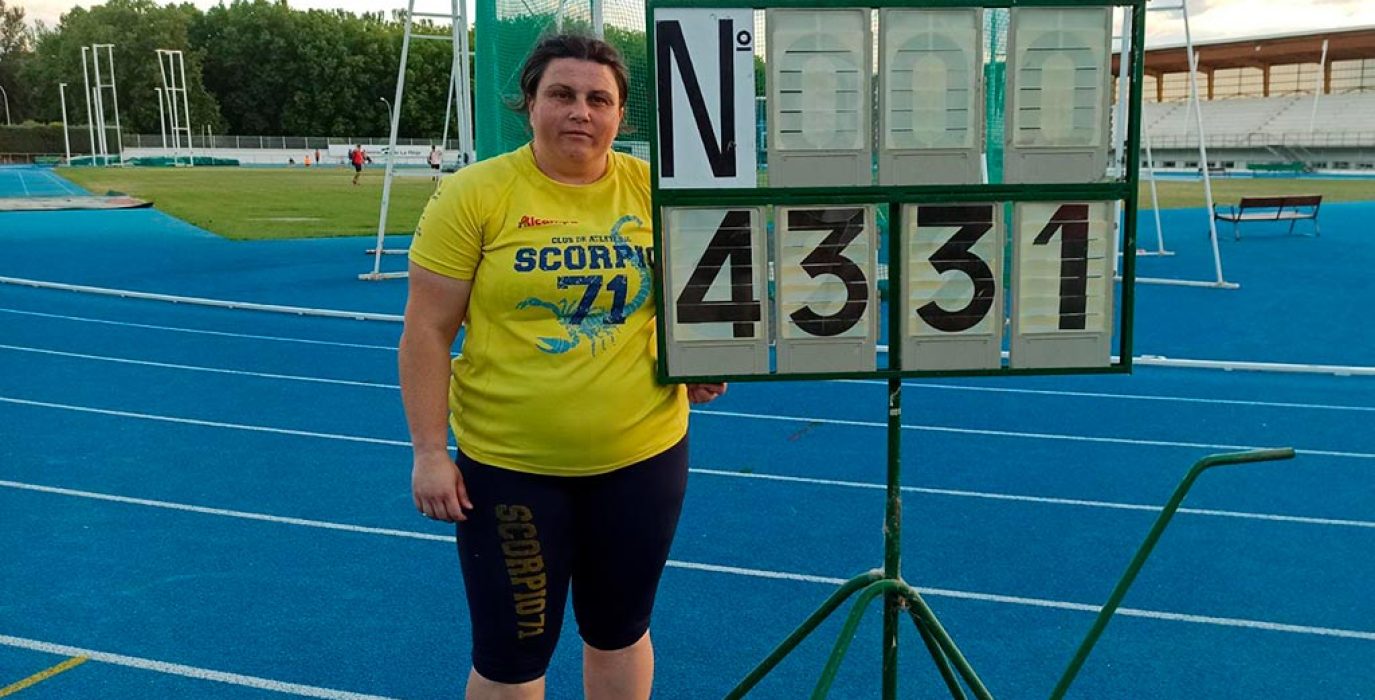 Vanesa Gil vuelve a batir el record de Aragon de martillo con su equipo de atletismo