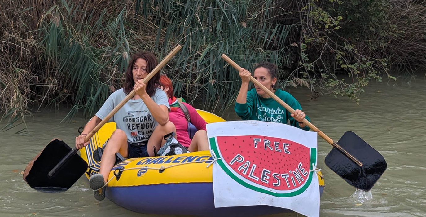 Una de las muchas barcas con reivindicaciones a favor del pueblo palestino que este domingo ha descendido el Canal en la XLIII edición de la Bajada | Foto: Iker G. Izagirre / AraInfo