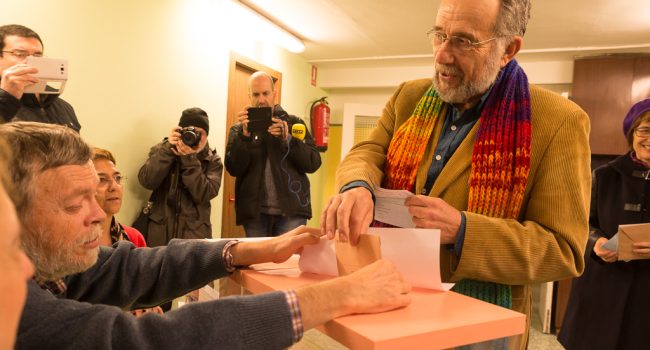 Arrojo votando en un colegio del barrio de Torrero el 20D de 2015. Foto: Pablo Ibáñez (AraInfo)