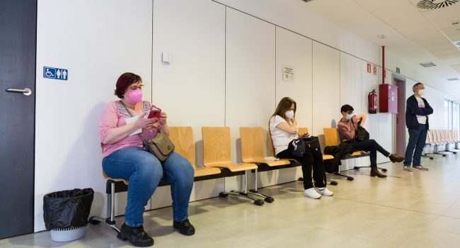 Personas esperando a ser vacunadas. Foto: DGA