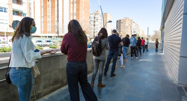Fila para vacunarse en un centro de salud aragonés. Foto: DGA