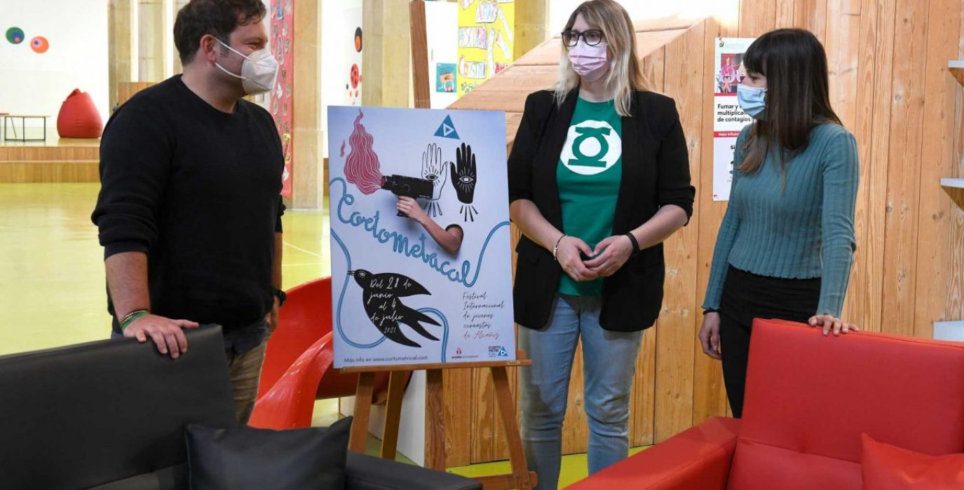 El técnico del Área, Tito Lizana, la concejala delegada de Infancia y Juventud, Susana Mene,  y la directora artística del evento, Ángela Pérez.