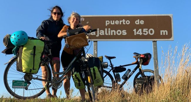 Victoriosas tras subir el puerto de Majalinos.