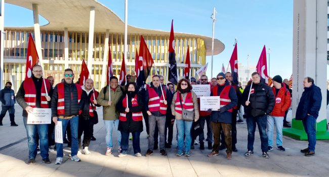 Sindicalistas de CGT en la concentración en los juzgados de Zaragoza | Foto: CGT Aragón