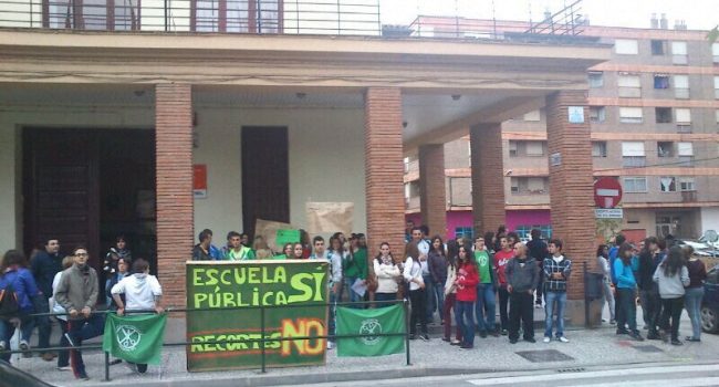 Concentración de estudiantes ayer en Calatayut. Foto: E.G.F.