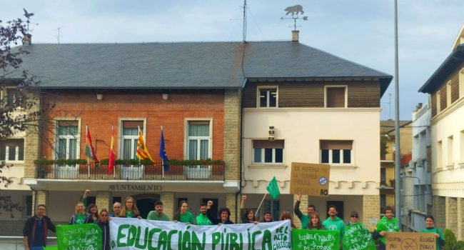 Profesorado de los IES San Alberto y del Biello Aragón de Samianigo se han movilizado este miércoles en la segunda jornada de paros.
