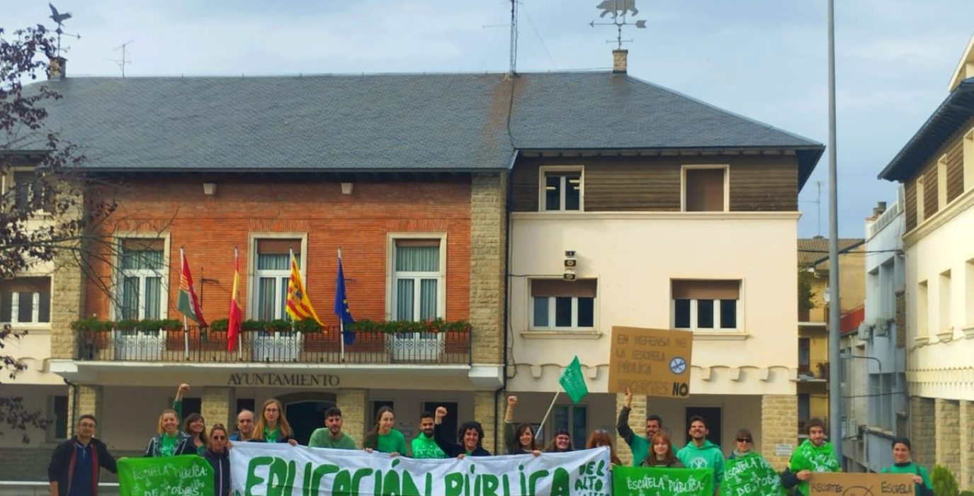Profesorado de los IES San Alberto y del Biello Aragón de Samianigo se han movilizado este miércoles en la segunda jornada de paros.