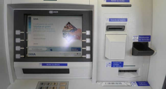 Cajero de BBVA, una de las entidades que cobrará comisiones abusivas.