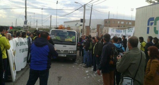 Zaragoza, 24 de abril.- Piquete informativo conjunto de las plantillas de FCC Parques y Jardines y AUZSA. Foto: CGT