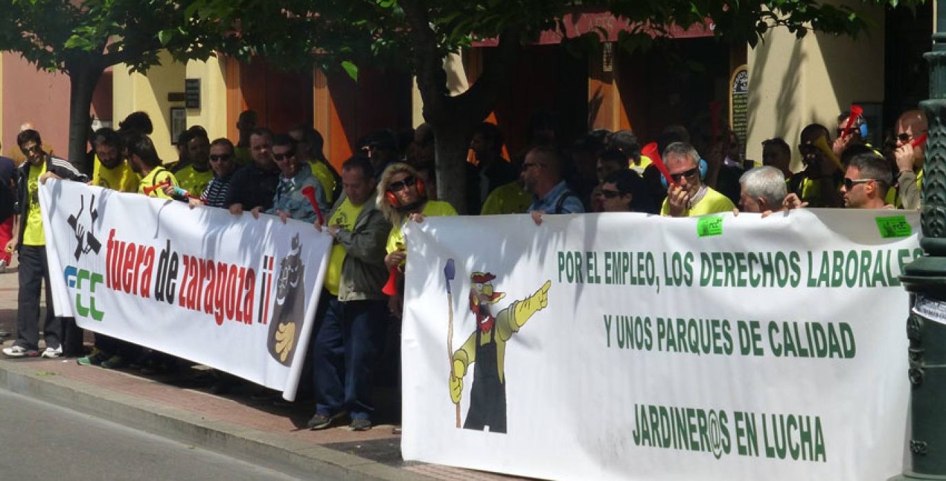 El 100% de la plantilla de FCC parques y jardines ha secundado el primer día de huelga indefinida. El comité de huelga ha interpuesto una demanda esta mañana contra el decreto de servicios mínimos ejecutado por el gobierno municipal. Foto: CGT Jardinería