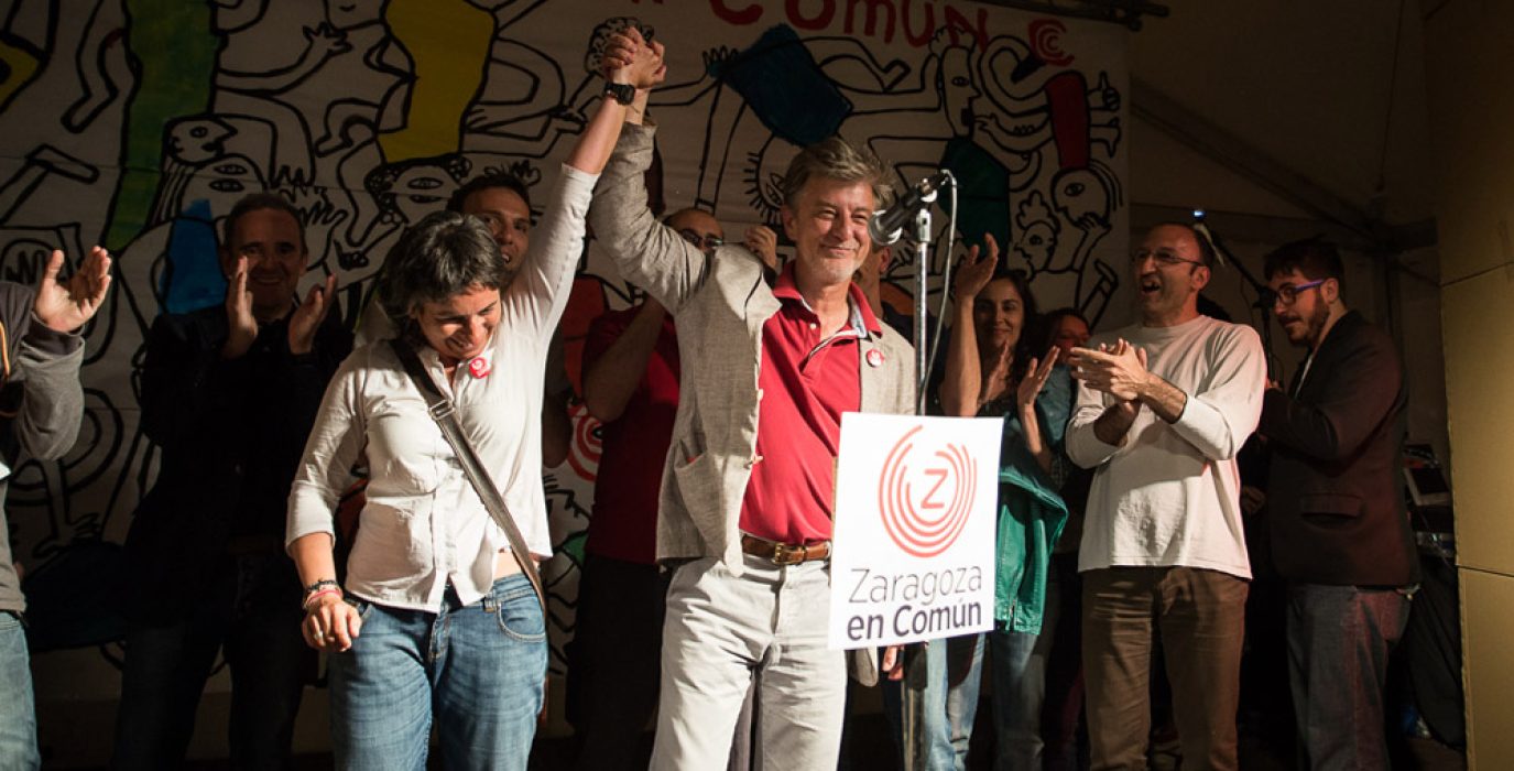 Pedro Santisteve, Luisa Broto y el resto de candidatos y candidatas de ZeC celebrando los resultados de las municipales de 2015 | Foto: Pablo Ibáñez (AraInfo)