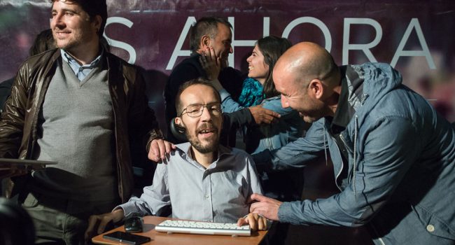 Representantes de Podemos tras conocer los resultados del 24M. Foto: Pablo Ibáñez (AraInfo)