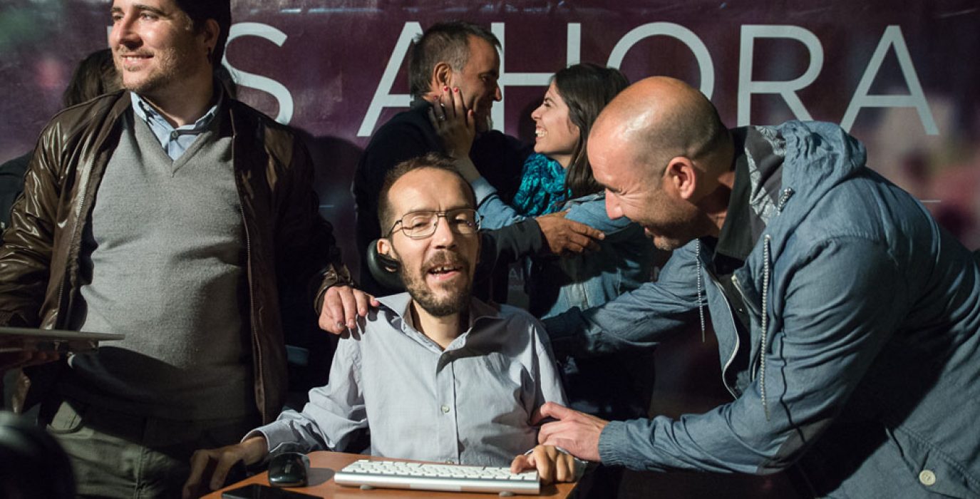 Representantes de Podemos tras conocer los resultados del 24M. Foto: Pablo Ibáñez (AraInfo)