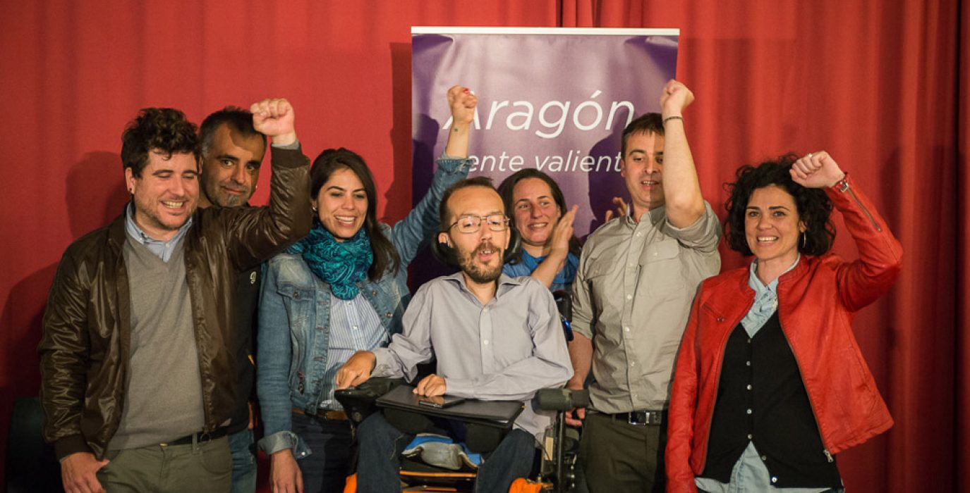 Candidatos y candidatas de Podemos Aragón celebrando los resultados del 24M. Foto: Pablo Ibañez (AraInfo)