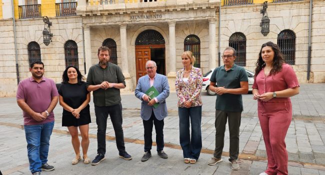 Concejales y concejalas de PSOE y Teruel Existe a las puertas del Consistorio turolense.