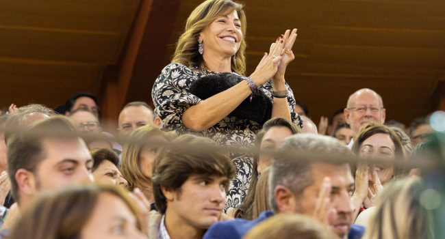 La alcaldesa de Zaragoza, Natalia Chueca, aplaude, montera en mano, en la plaza de toros en los pasados Pilares | Foto: Laura Trives (AZ)
