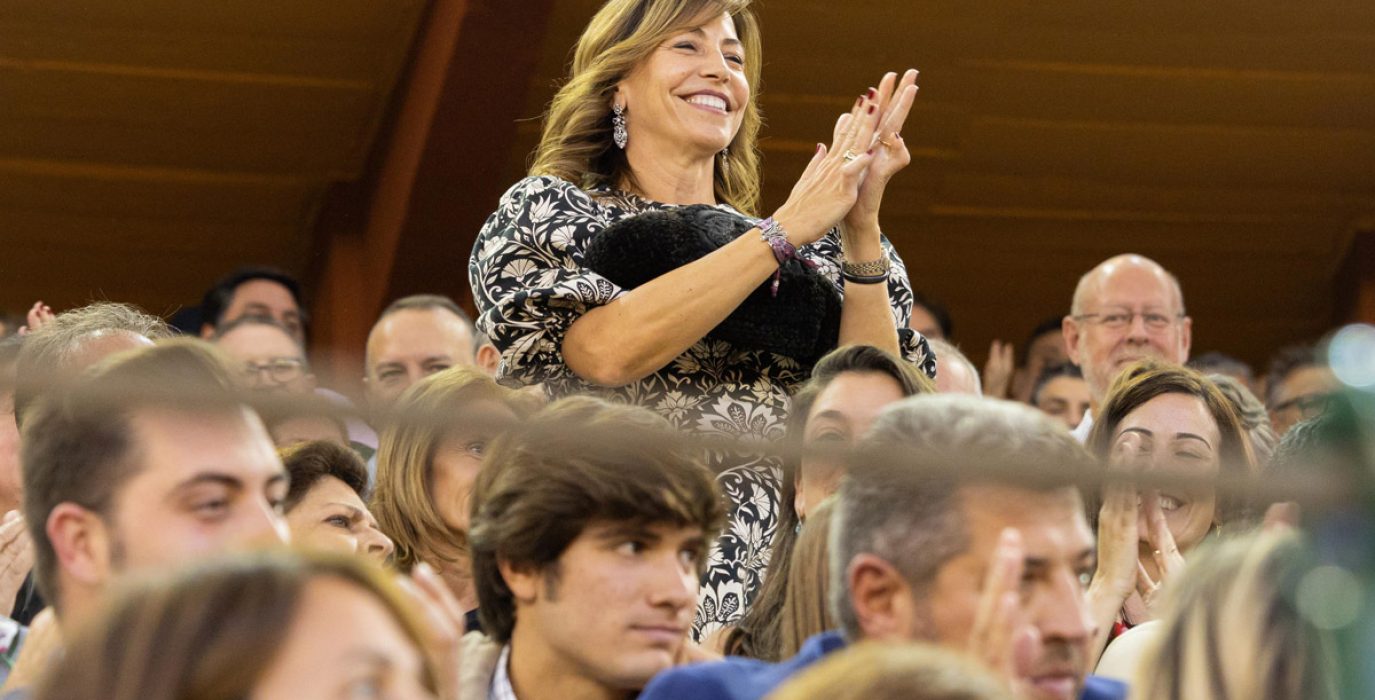 La alcaldesa de Zaragoza, Natalia Chueca, aplaude, montera en mano, en la plaza de toros en los pasados Pilares | Foto: Laura Trives (AZ)