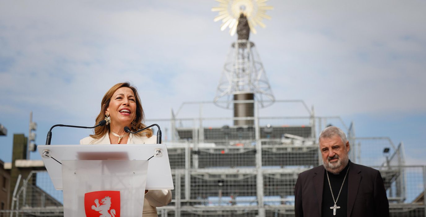La alcaldesa Natalia Chueca con el obispo de Zaragoza, Carlos Manuel Escribano | Foto: Chus Marchador (AZ)