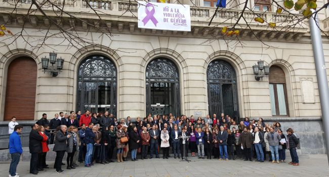 Lectura del manifiesto contra la violencia machista en la fachada principal de la DPZ. Foto: DPZ