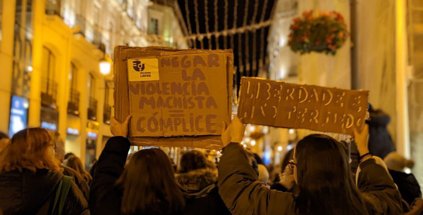 cartel que pone negar la violencia machista iguala cómplice