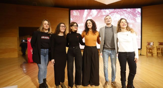 Marta Abengochea arropada por Elena Tomás, Sira Rego, Laura Vergara, Antonio Maíllo y Lara Hernández, en el acto de Zaragoza | Foto: Juan Manzanara