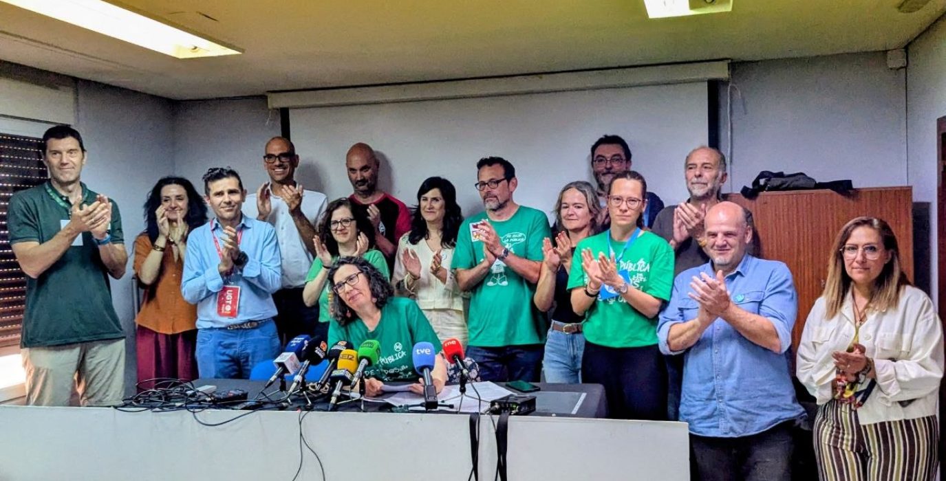 Representantes de la escuela pública celebran la victoria judicial | Foto: Iker G. Izagirre / AraInfo