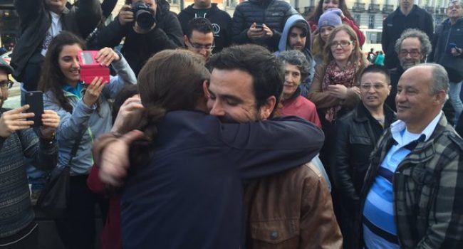 Abrazo entre Garzón e Iglesias en la Puerta del Sol de Madrid tras anunciar el acuerdo. Foto: Podemos