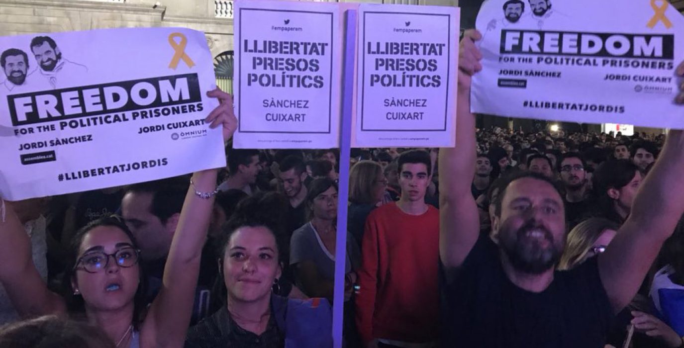 Concentración en Barcelona por la libertad de los Jordis el día de la proclamación de la República de Catalunya. Foto: ANC
