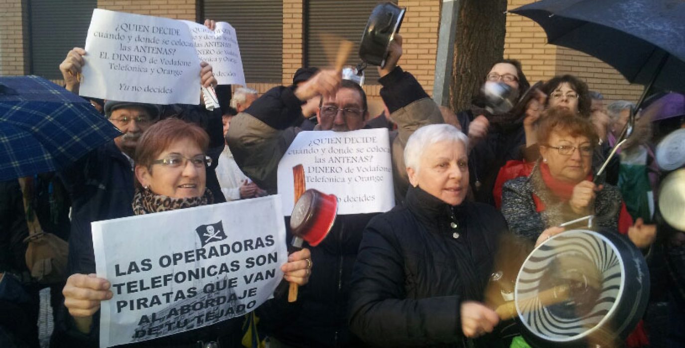 Vecinos y vecinas de La Paz en una protesta contra la instalación de antenas. Foto: AV La Paz