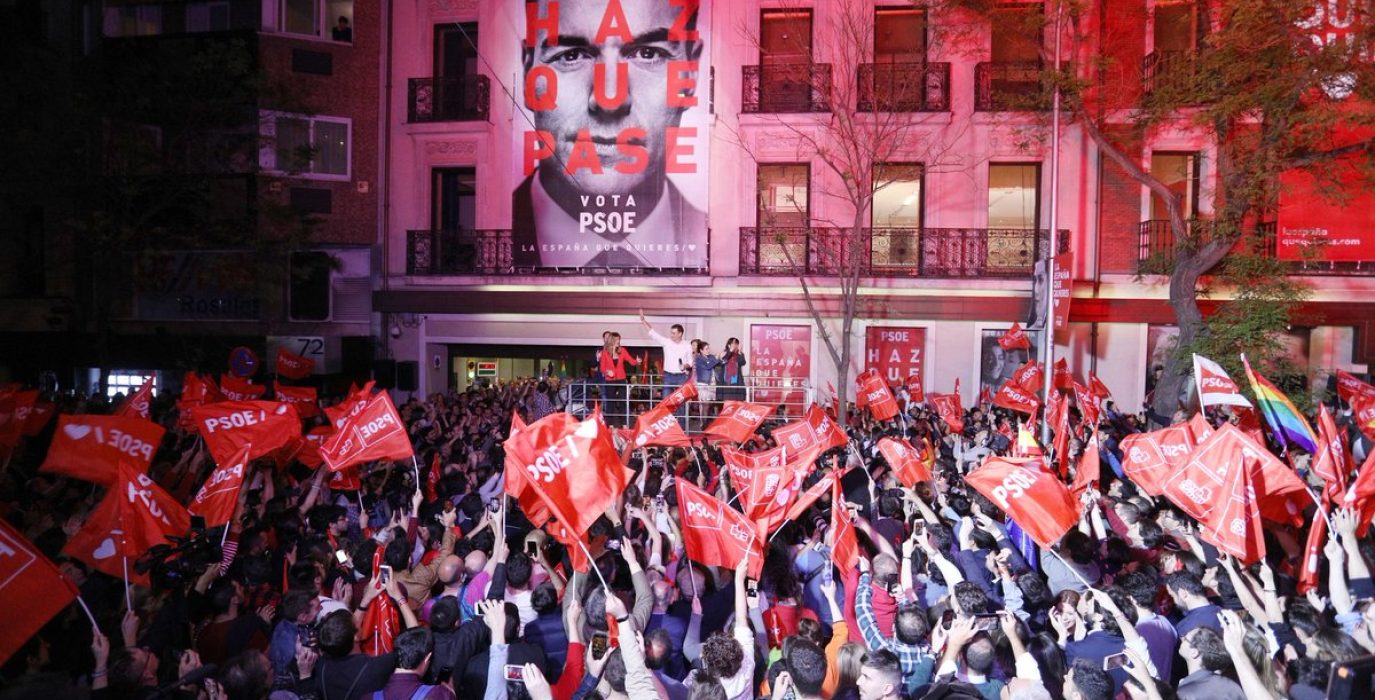 Pedro Sánchez en la sede de Ferraz celebrando los resultados del 28A con su militancia. Foto: PSOE