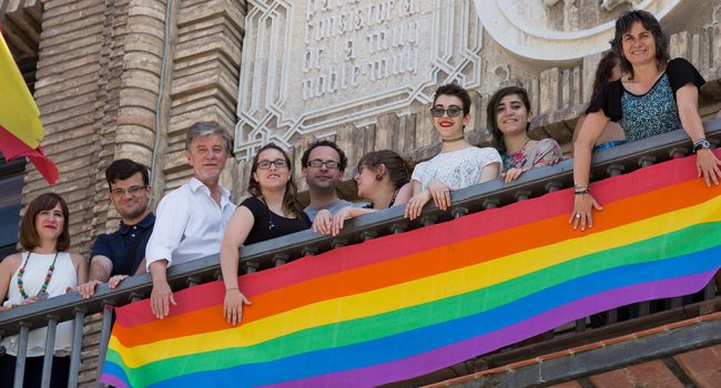 La bandera arcoiris en el balcón del Ayuntamiento para celebrar 28J de 2016, Día del Orgullo LGBTIQ. Foto: Miguel Gracia García