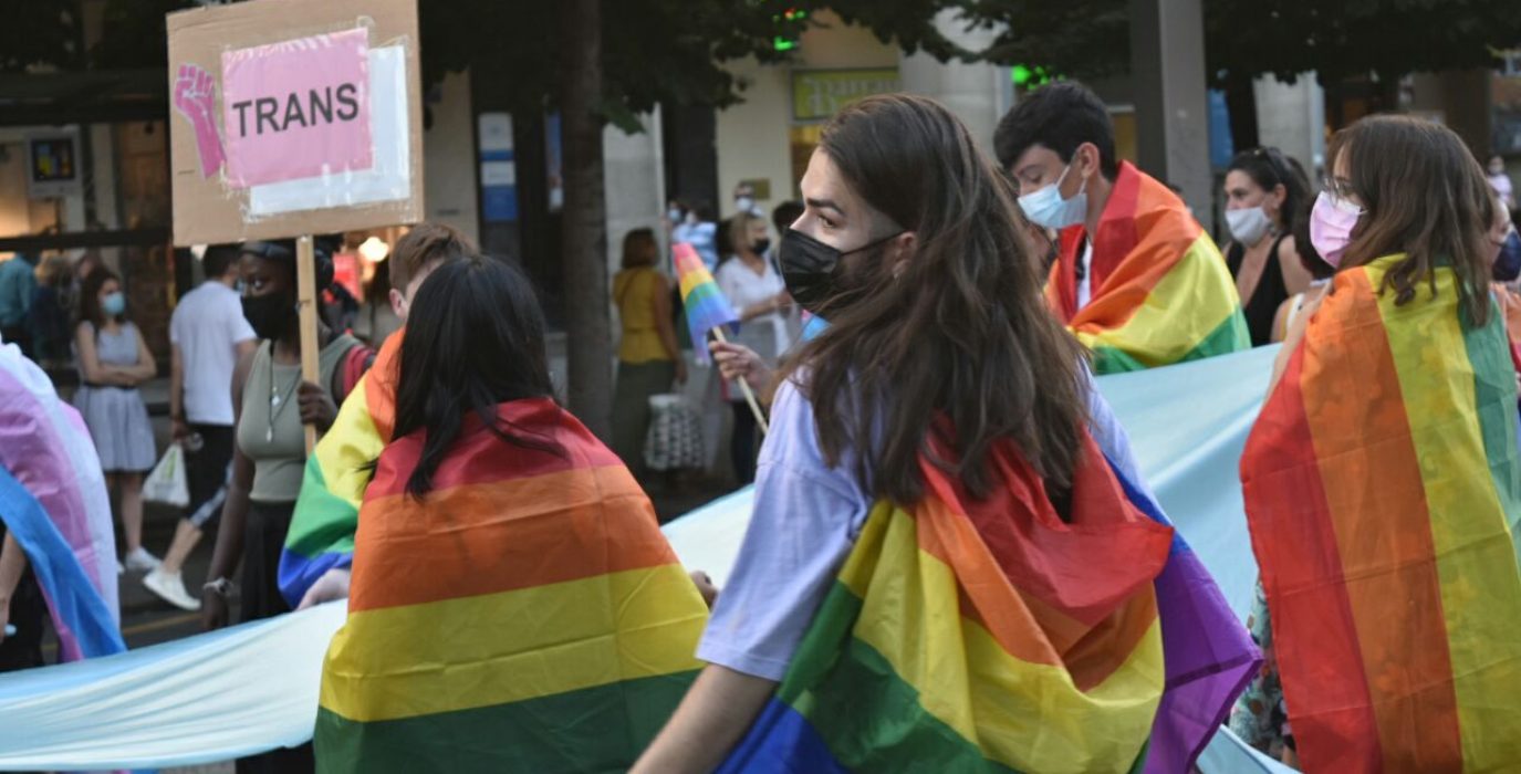 Jóvenes con banderas LGTBQIA+ en el orgullo