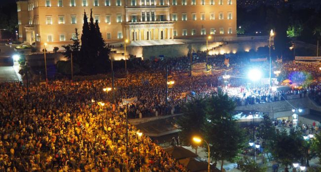 La plaza Syntagma a rebosar de personas en apoyo al Gobierno de Syriza y contra la austeridad. Foto: @ManosGvl