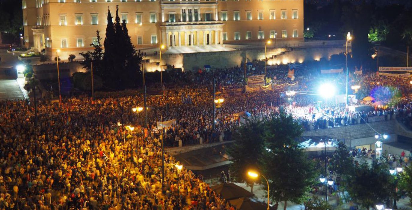 La plaza Syntagma a rebosar de personas en apoyo al Gobierno de Syriza y contra la austeridad. Foto: @ManosGvl
