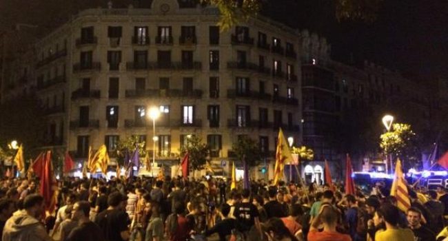 Miles de personas se concentran frente a la sede de Delegación en Barcelona contra el veto español a la consulta. Esta martes se repetirán las protestas frente a los ayuntamientos.