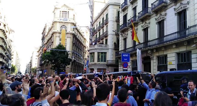 Estudiantes universitarios se concentran contra la represión policial, este lunes en Barcelona. Foto: @arainfonoticias